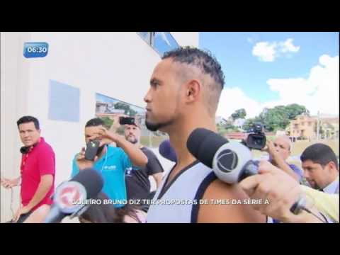 Goleiro Bruno tira selfies com fãs e teria recebido propostas de nove times brasileiros