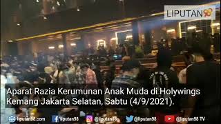 Aparat Razia Kerumunan Anak Muda di Holywings Kemang Jakarta Selatan, Sabtu (4/9/2021).
