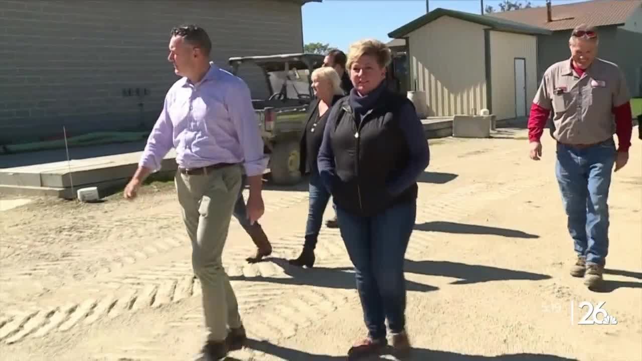 Tim Michels receives endorsement during farm tour in Fond du Lac - YouTube