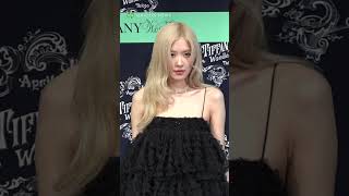 BLACKPINK・ロゼが来日！美脚輝くブラックワンピ姿で圧巻オーラ #BLACKPINK #ROSE #shorts