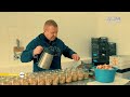 Волонтерська кухня на автомийці: як на Житомирщині готують їжу для ЗСУ