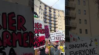 Hundreds of thousands march in London against the far right