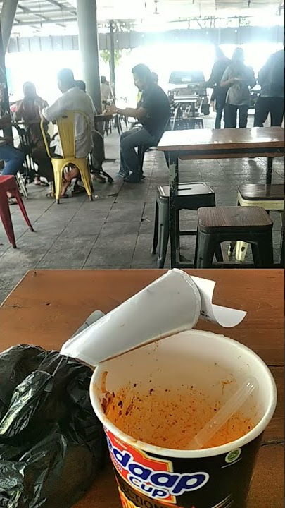 suatu siang hari di sebuah cafe