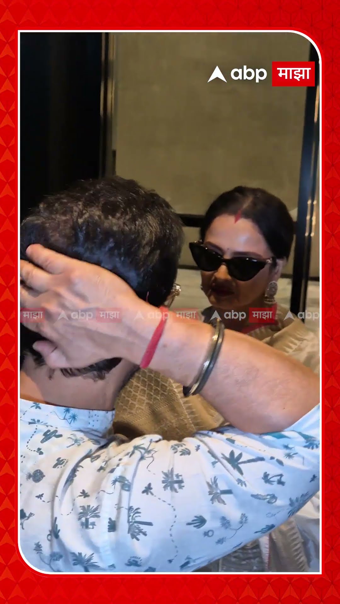 Rekha Spotted : चंदेरी सारी, भांगेत सिंदूर, रेखाचा मनमोहक अंदाज