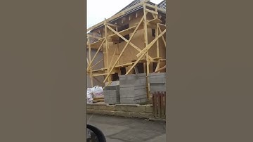 Ik voel me HOUTEN veilig als ik hier naar boven ga 😱 #fail #construction #steigerbouw #constructi...