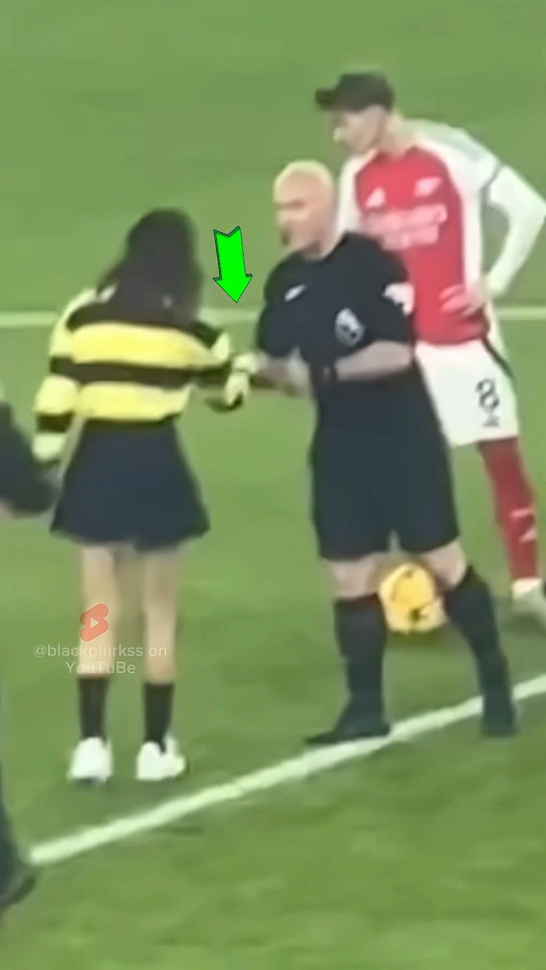 Lisa appeared at Emirates Stadium to toss the coin for the match #blackpink #lisa