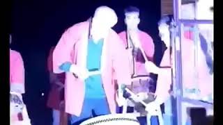 Ельцин бьёт в барабаны во время визита в Японию