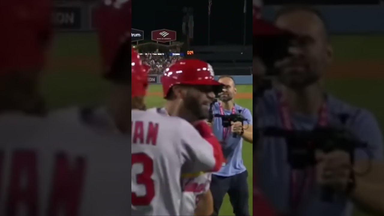 Albert Pujols hits his 700 homer of his career!!!!!