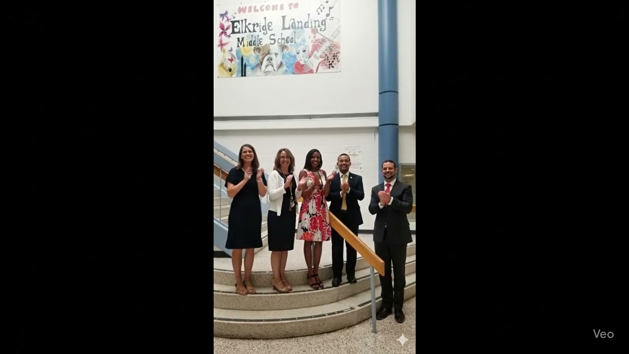 Everyone clapping there hands 