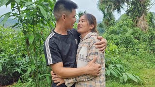 Son and Phuong's reunion after many days of separation was so emotional that they shed tears