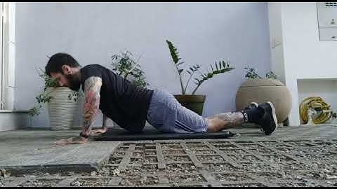 Flexão com joelhos no chão