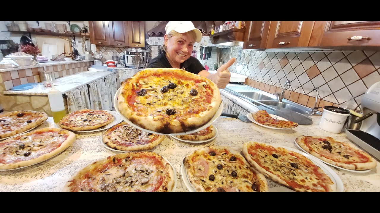 Pizza con il lievito madre, fatta in casa con il forno a legna da una semplice casalinga