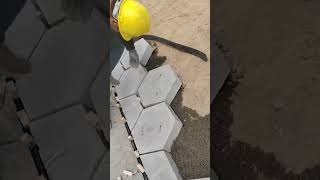 Memasang Blok Paving Hexagonal Beton Menggunakan Lapisan Pasir Dan Tali Panduan