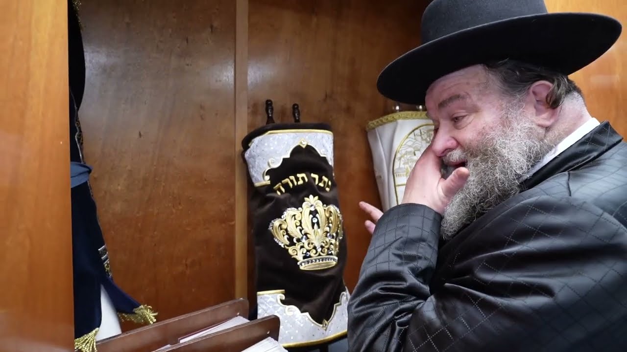 ר' מיכאל שטרייכר תרם ספר תורה ומכניסו לארון הקודש בביה"ח תל השומר