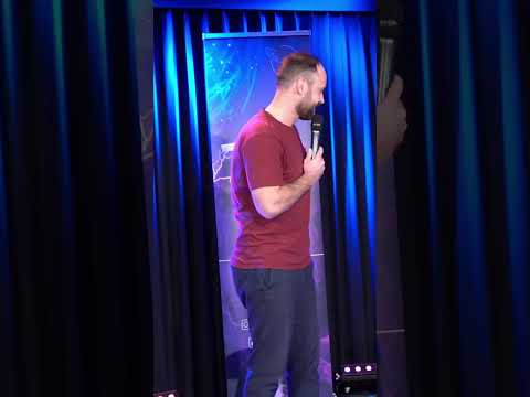 Unerwartete Ansage des Comedians