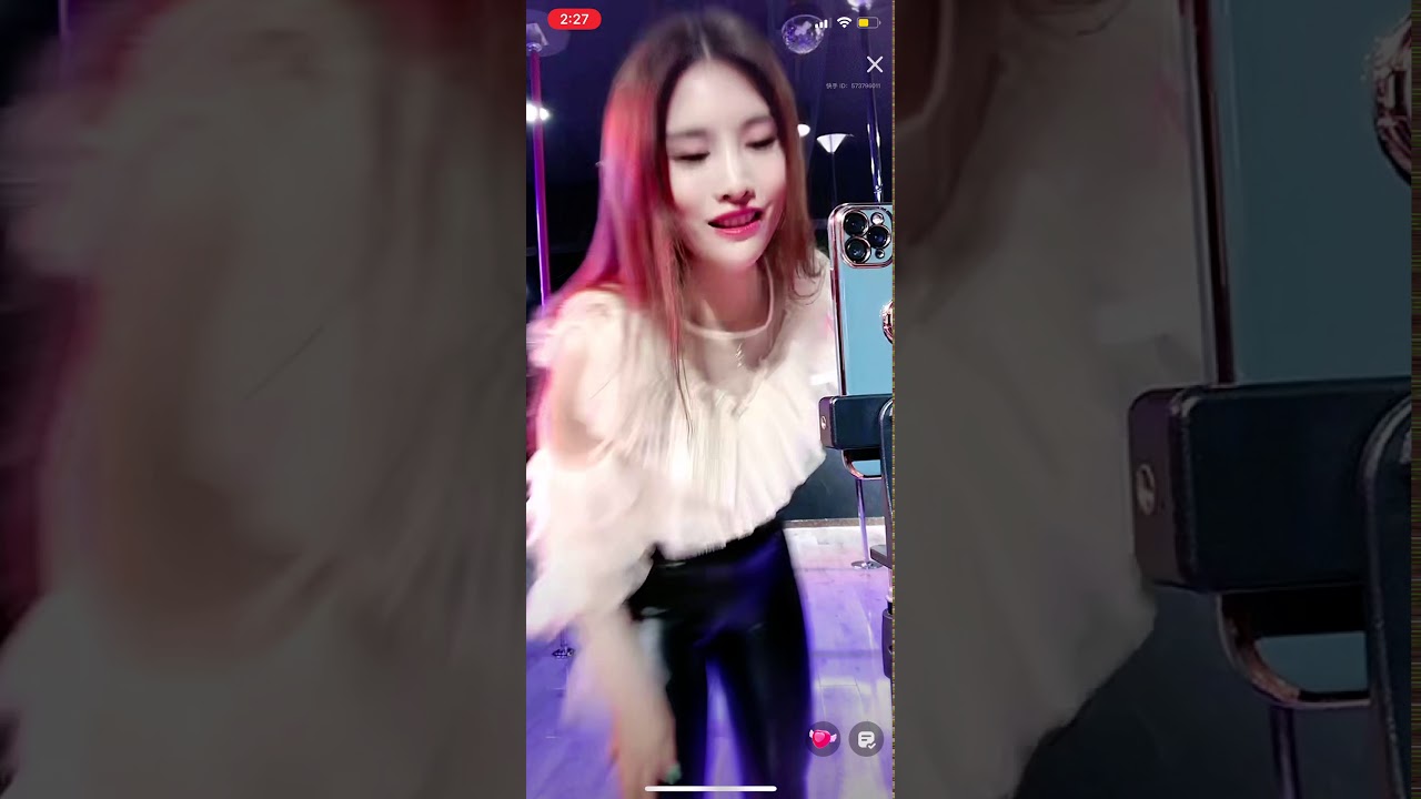 Asian dance teacher wearing leather pants teaching-皮裤