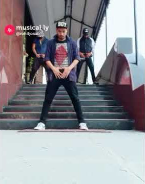 TOP Three dance musical.ly naik tangga,..