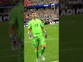 ¡EL FESTEJO DE DIBU TRAS EL 1-0 DE MESSI!