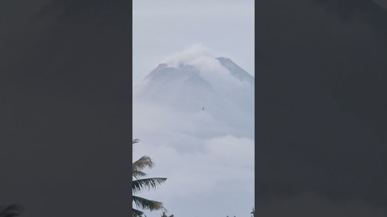 Penampakan Puncak Gunung Merapi Sore Hari Terlihat Dari Kejauhan