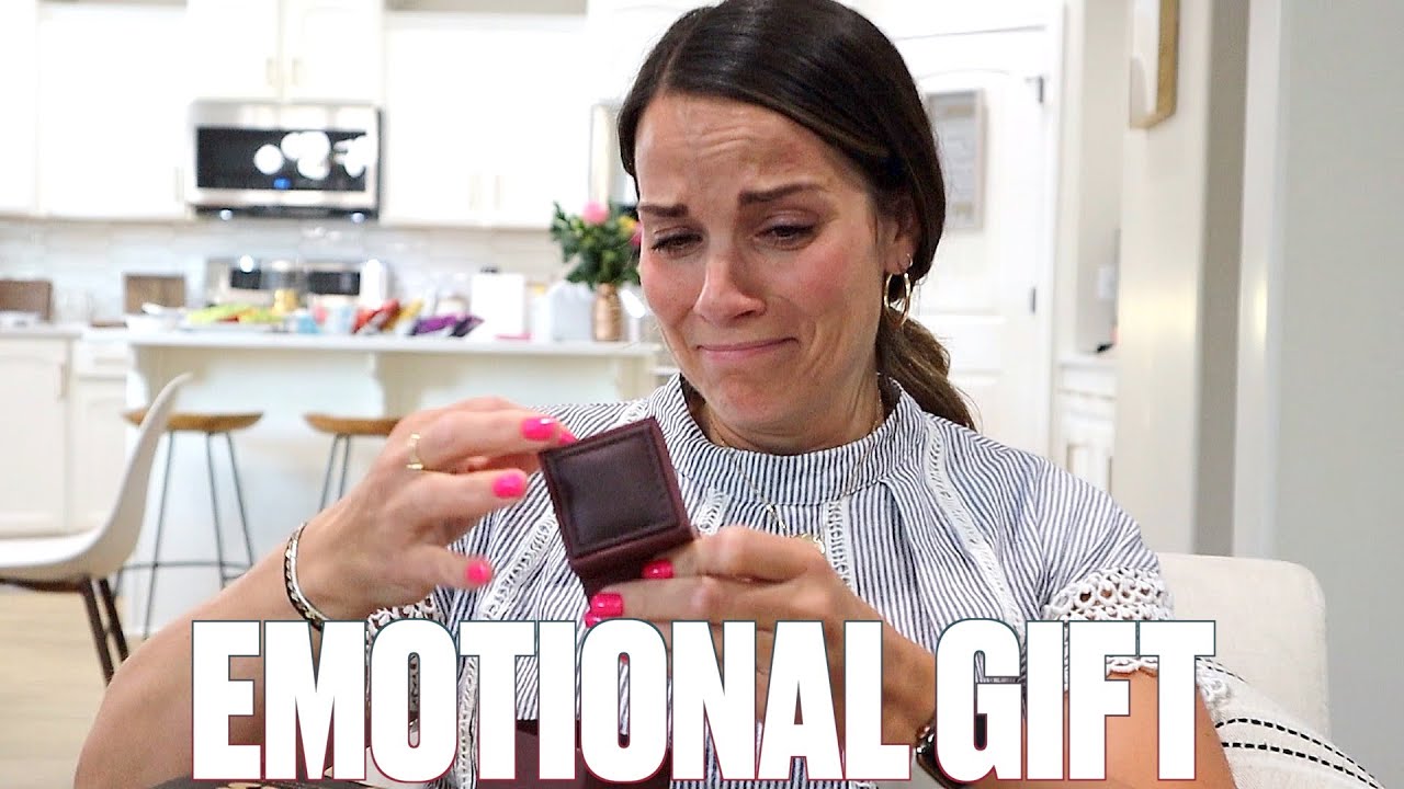 MOM BRINGS DAUGHTER TO TEARS WITH EMOTIONAL GIFT | RARE DIAMOND RING MAKES MOM CRY