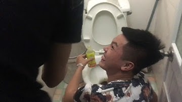 Troll Thằng Bạn Uống Nước Bồn Cầu Và Cái Kết - Văn Hiếu Vlogs