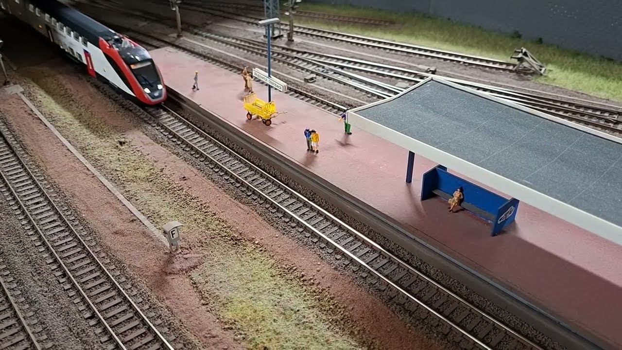 Die ersten Meter des neuen RABDe 502 Twindexx von Roco bei Tag