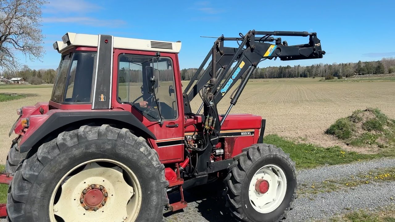 Köp Traktor International 955XL med lastare på Klaravik
