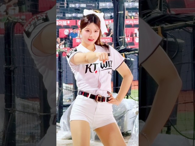 전광판에 비친 내 모습 힐끗 확인하며 “Hold Up” 김가현(Kim Gahyun [金佳賢])치어리더 아웃송 | 260708