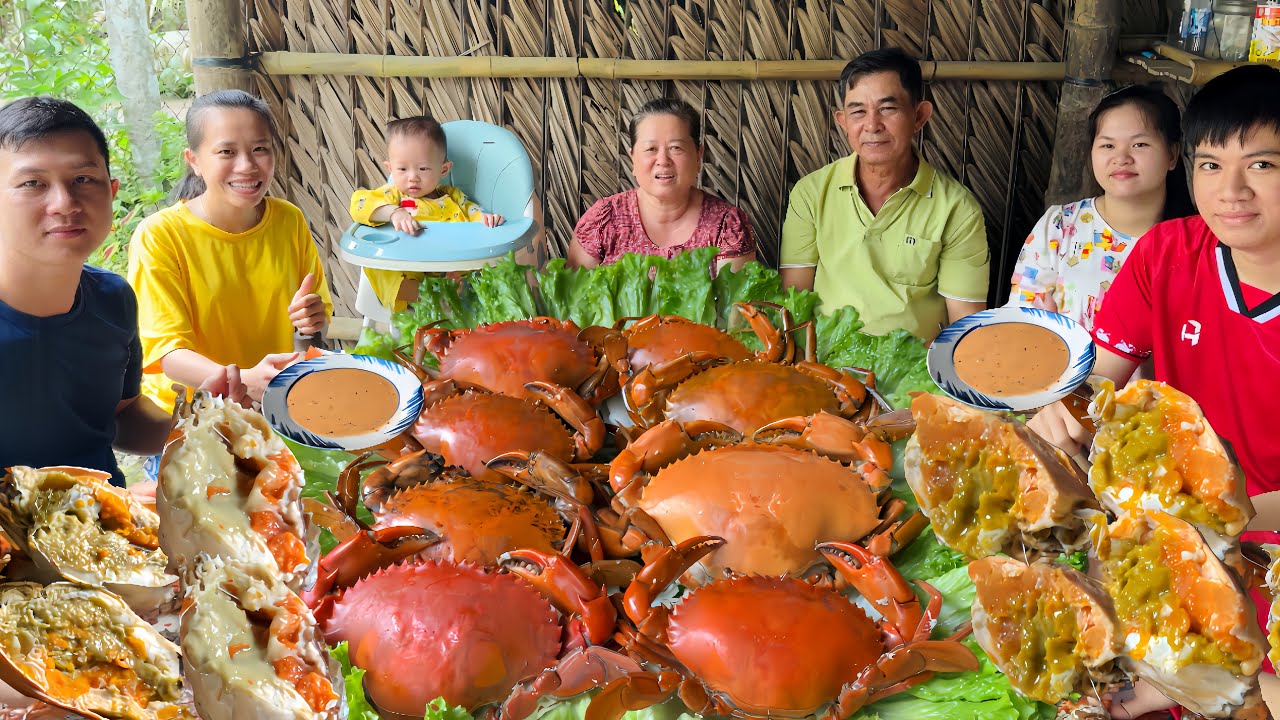 Невестка купила супержареного краба Ben Tre, чтобы угостить своих свекровей.