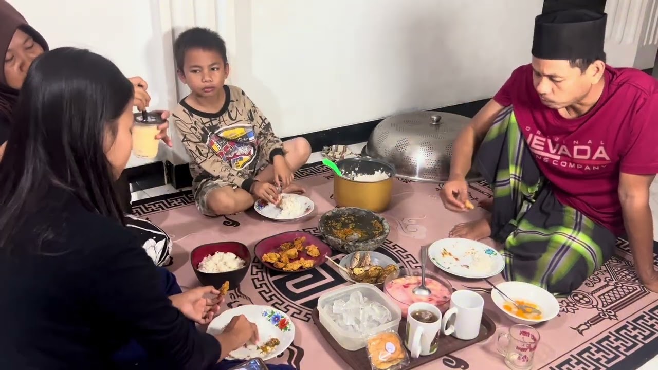 Ada sambel geprek Buka puasa langsung makan 