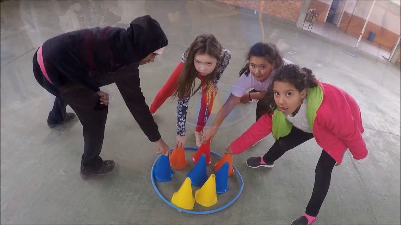 Brincadeiras com os dados coloridos durante a “Corrida dos Cones” - Plano  de atividades - Crianças bem pequenas - Educação infantil