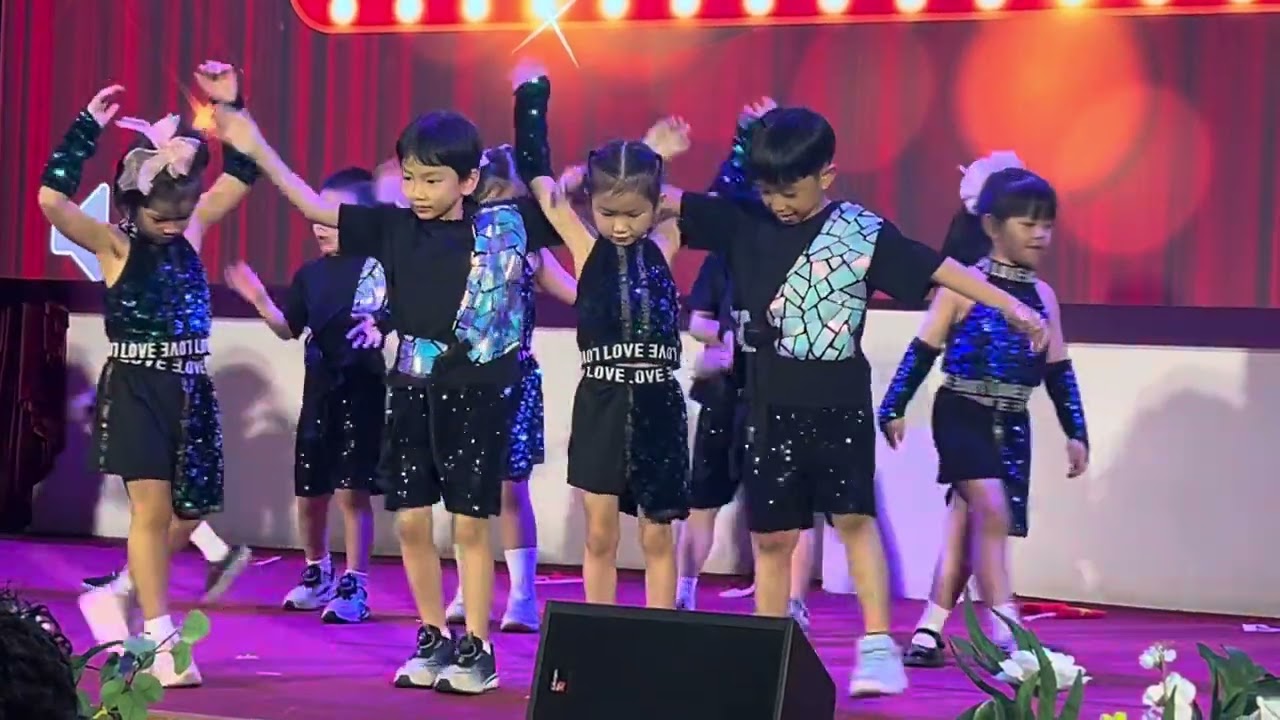 Điệu nhảy Waka waka tập thể lớp Mai Vy Jis #KtsCaoBien #Wakawaka #JisMaiVy