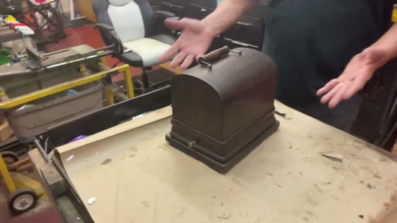 1092.  Introducing the Edison Gem phonograph￼ Model B