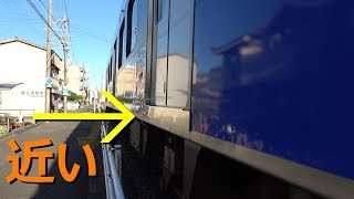 どう考えても狭すぎる鉄道敷地内と近すぎる電車