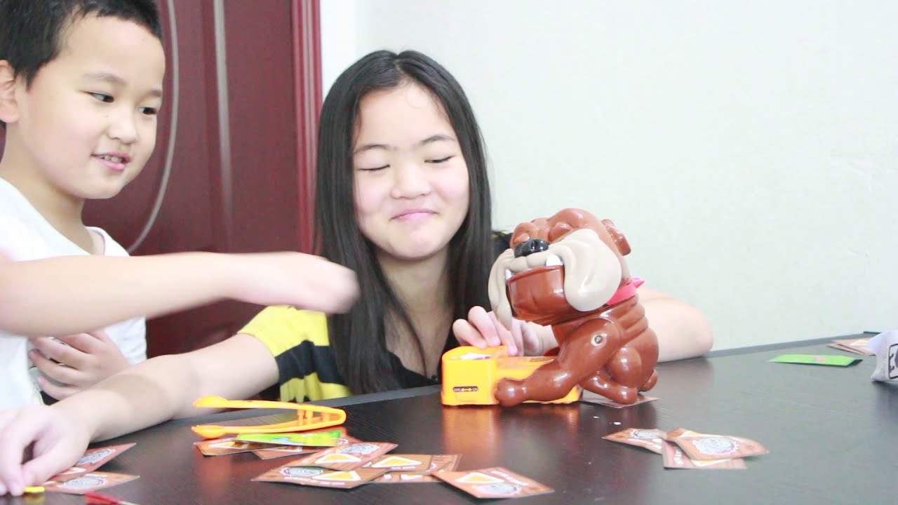 How To Kids play Bad Dog Game Beware of the Dog Flake Out TOP 2 2022 Toy Unboxing | Lee ToysReview