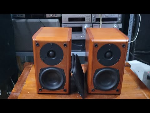 Denon SC-E717R speakers with wood veneer, great sound, includes