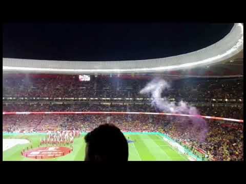 Los sevillistas atenuan los silbidos al himno de un sector de la grada