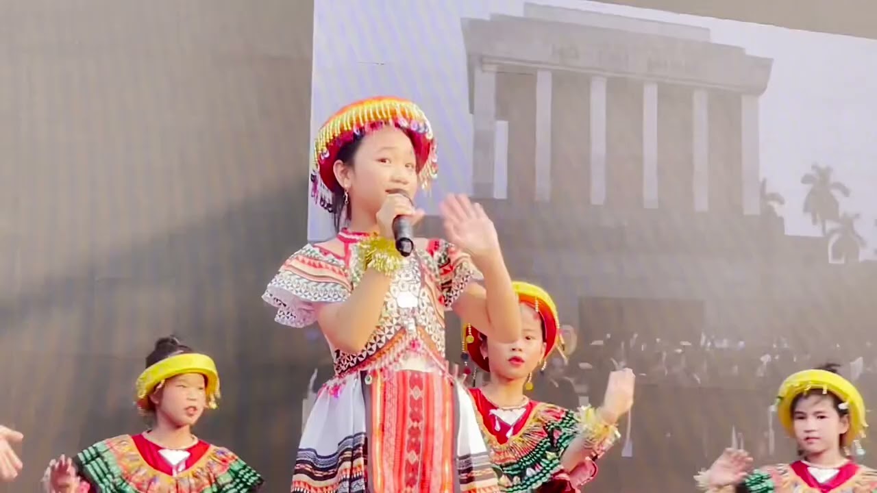 Từ rừng xanh cháu về thăm lăng Bác (Trường Tiểu học số 2 Phú Bài). Quay, dựng phim: Lam Phan