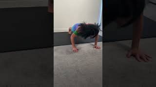 How to do assisted push ups with Resistance bands 🔥 #shorts #fitgirls #homeworkout #howto