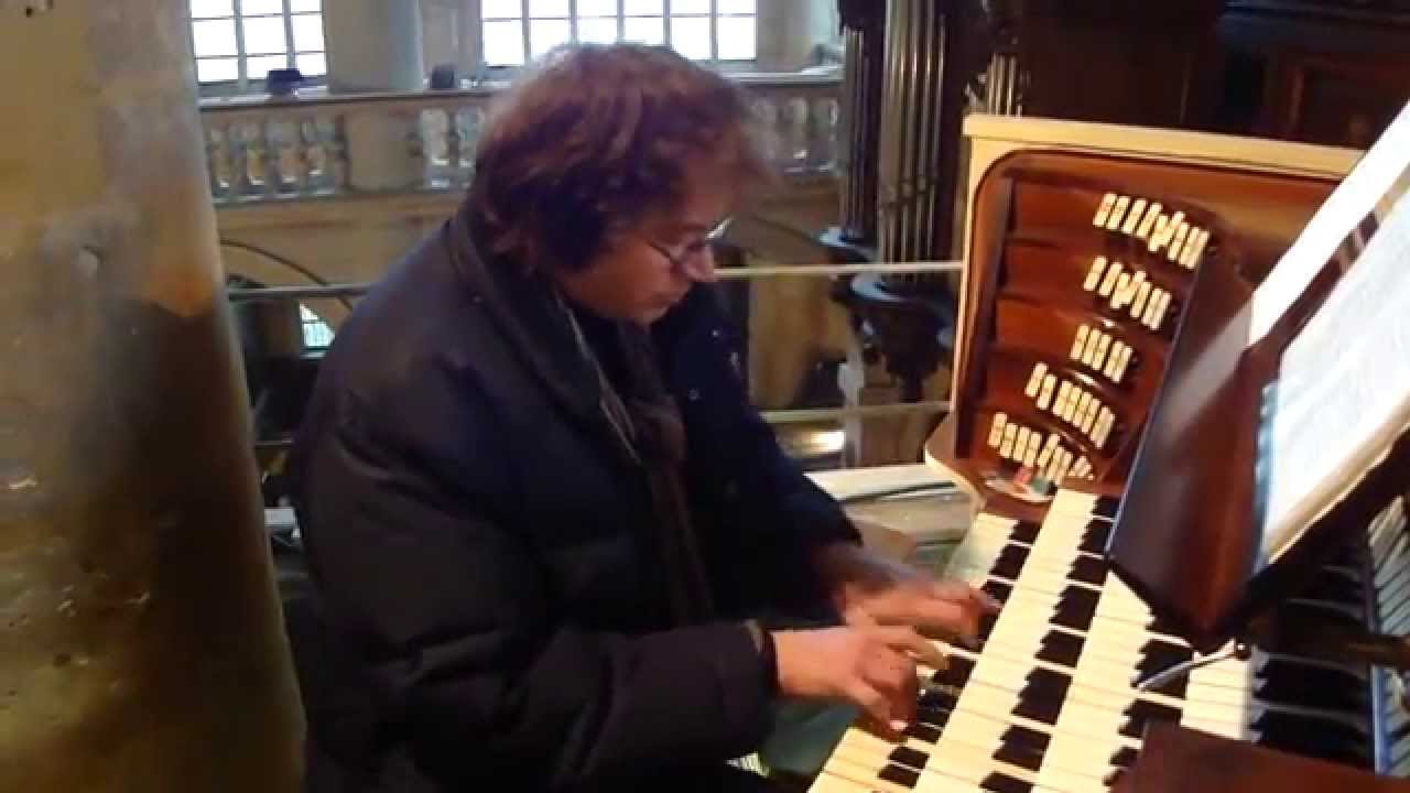 Escaich   Sortie de messe à Saint-Etienne-du-Mont, 10 01 2010 [HD].mp4