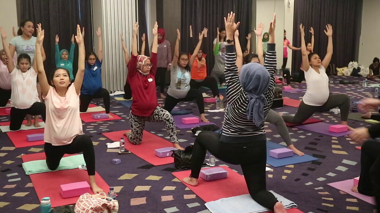 Prenatal Gentle Yoga special class jakarta, Juli 2018 - YouTube