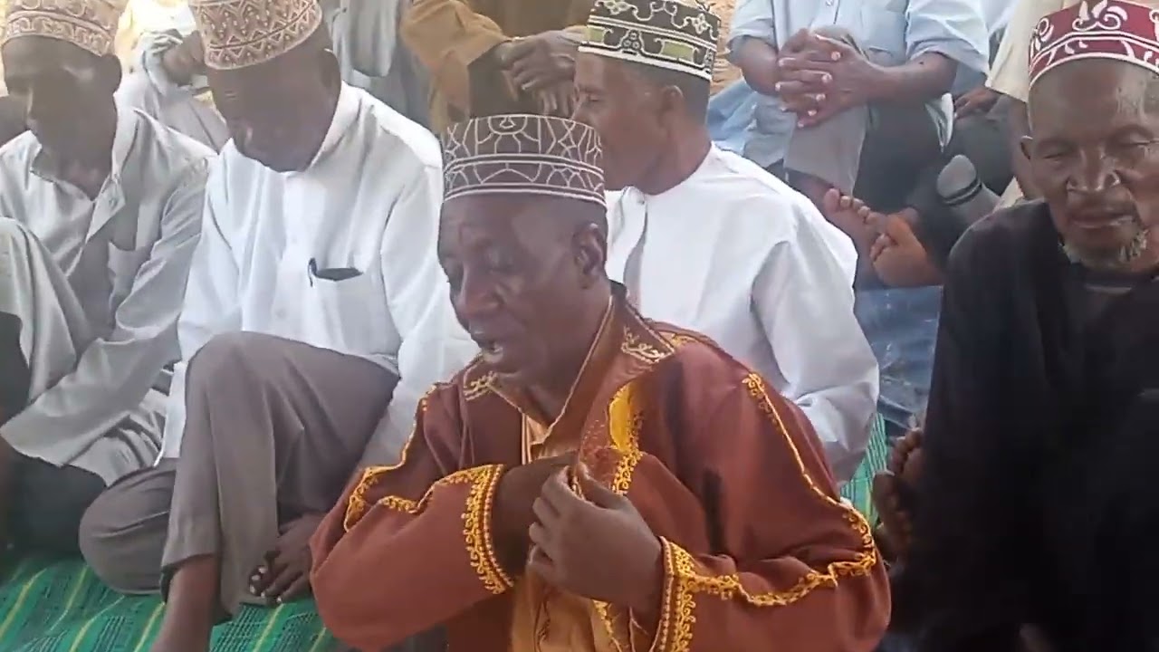 SHEKHE ABASI AKISHUKA NAVINA PALE NYUMBANI KWAIMAMU WAMSJIDI MUNAUWARA