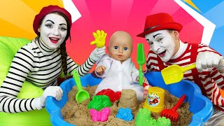 Смешные видео - Беби Бон Эмили и Мимы лепят куличики! Игры в песочнице для малышей с Baby Born