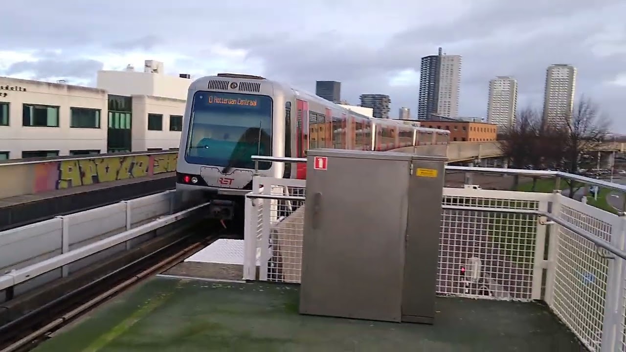 RET MG2/1 5356 + 5357 + 5301 vertrekken van metrostation Spijkenisse Centrum