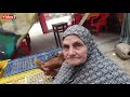 أم محمد أقدم بائعة طيور بالإسكندرية بشتغل فى المهنة منذ 40 سنة 