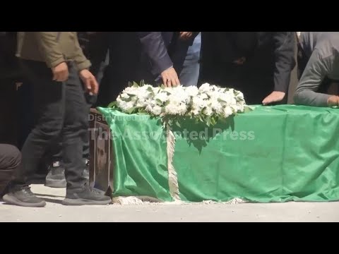 جنازة 13 ضابطًا لبنانيًا قُتلوا في غارة إسرائيلية على جنوب لبنان