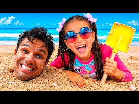 Julinha and Manu play by building sandcastles
