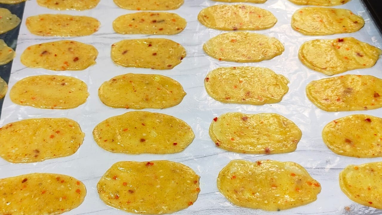 एक कटोरी मैदा से बनाए 50 से ज्यादा पापड़ एकदम नये तरीके से देखकर हैरान हो जाएंगे। maida ke papad