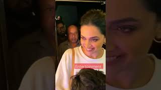 Deepika Padukone Ne Kiya Little Fan Ko Kiss Omg Deepika Fan