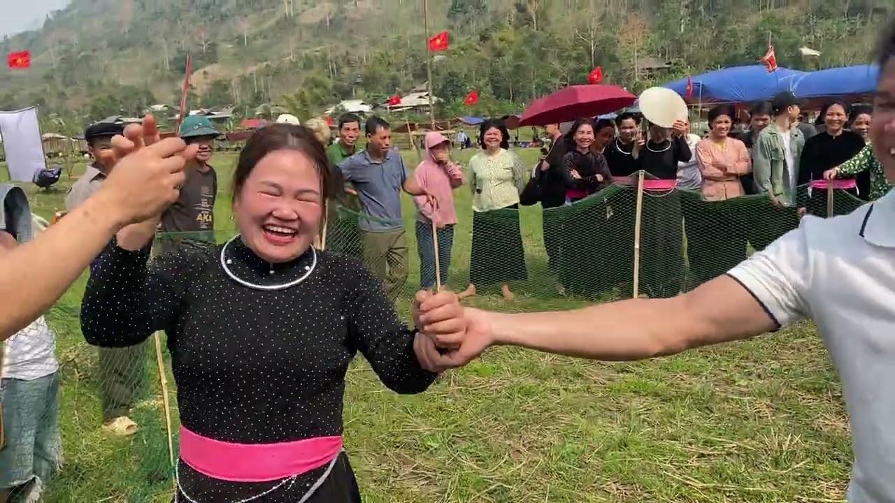 Cười hết hơi, trò chơi bịt mắt bắt vịt tại Lễ hội Lồng Tồng xã Quảng Lâm - Cao Bằng